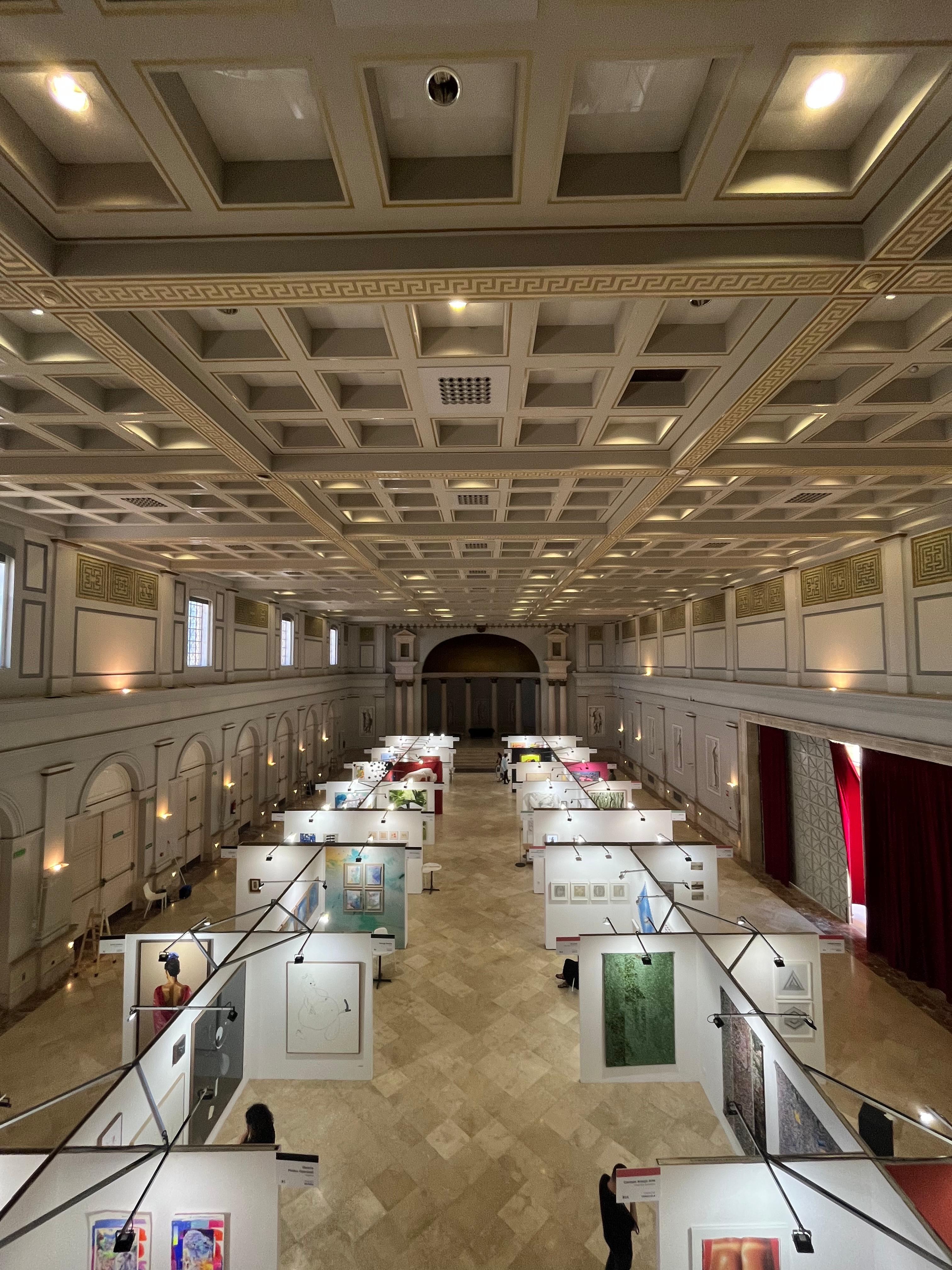 Visitantes recorriendo obras de arte contemporáneo en SUMMA Mallorca