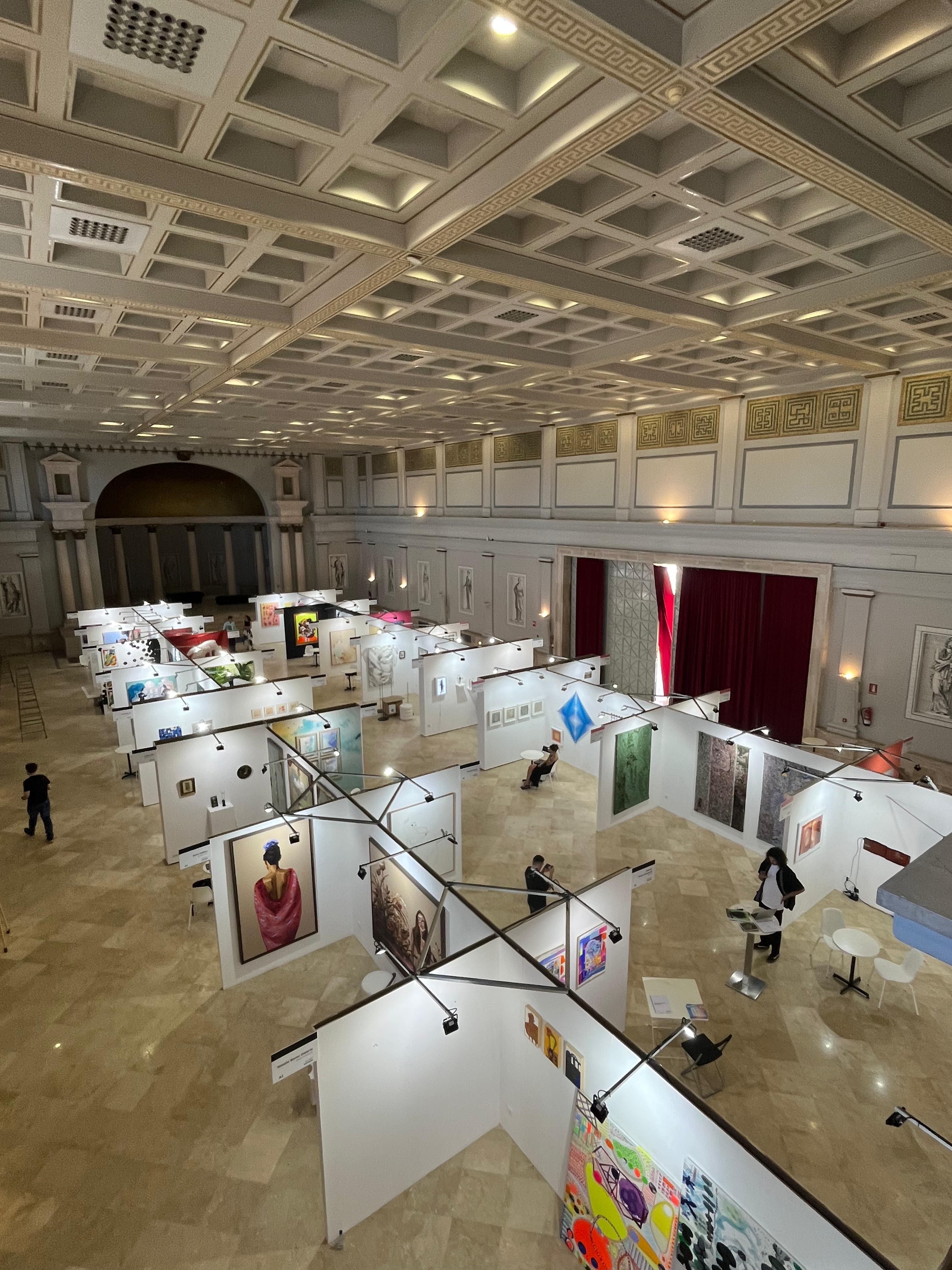 Stand de galería con pinturas en SUMMA Mallorca